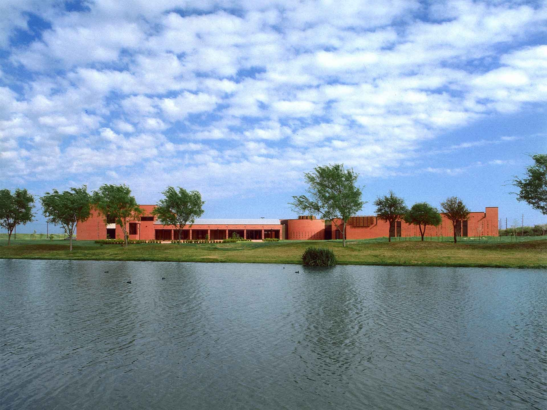 Centre Communautaire Ismaili Jamatkhana<br>2001